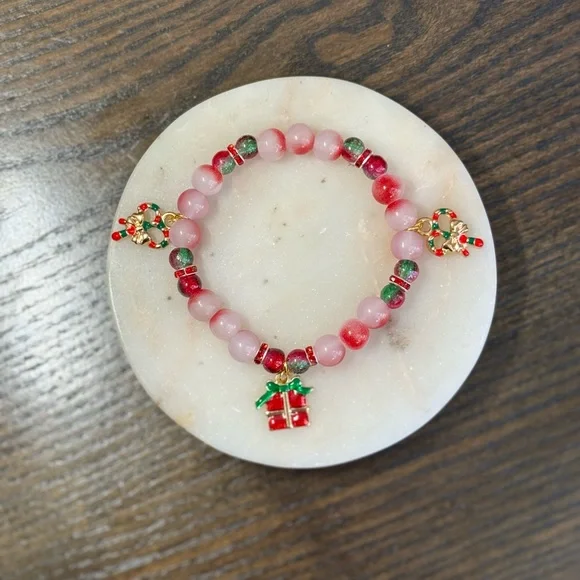 Elegant Red and Green Beaded Bracelet with Gift Charm Christmas Gift Stretchy - Picture 3 of 4